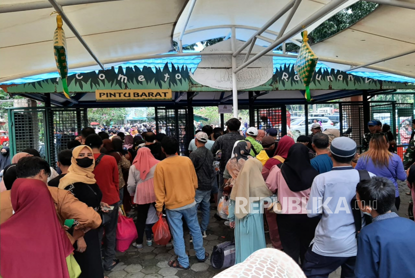 Suasana pintu masuk Taman Margasatwa Ragunan. (ilustrasi). Pihak Ragunan mencatat jumlah pengunjung kebun binatang Ragunan mencapai 29.927 pada H-1 Hari Raya Natal.