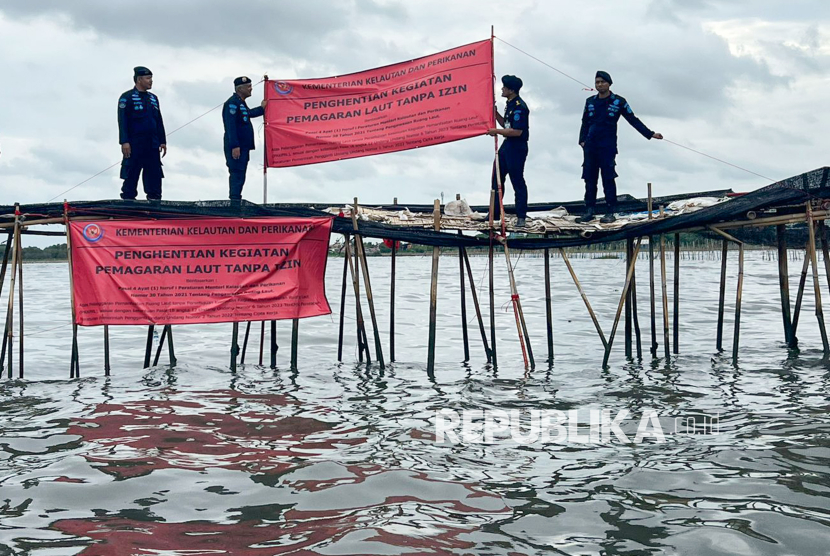 Sejumlah petugas Direktorat Jenderal Pengawasan Sumber Daya Kelautan dan Perikanan (PSDKP) Kementerian Kelautan dan Perikanan (KKP) menyegel lokasi pemagaran laut sepanjang 30,16 km di perairan pesisir Tangerang, Banten, Kamis (9/1/2025). KKP menyegel pagar tersebut karena pemagaran tersebut diduga tidak memiliki izin dasar Kesesuaian Kegiatan Pemanfaatan Ruang Laut (KKPRL). 