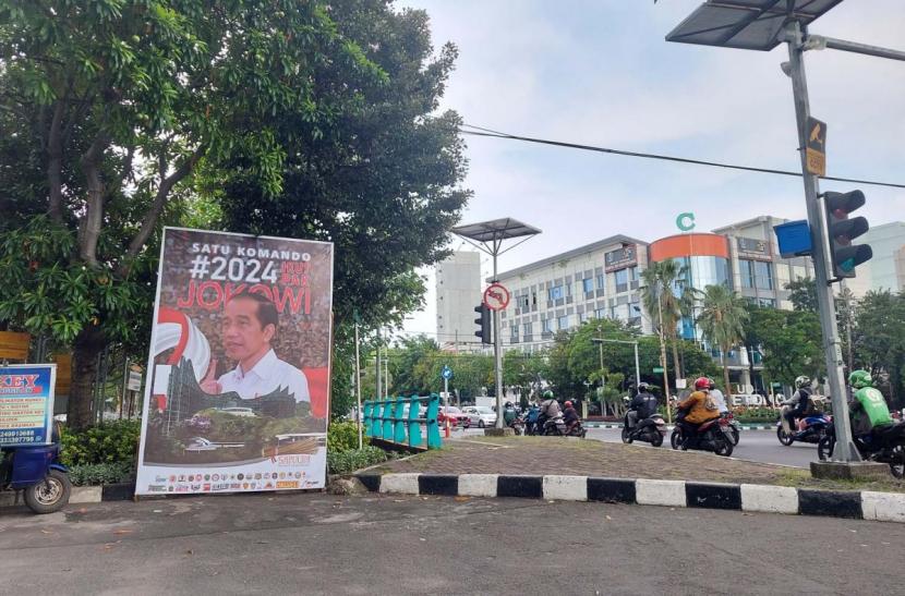 Baliho '2024 Ikut Pak Jokowi' Terpasang di Surabaya