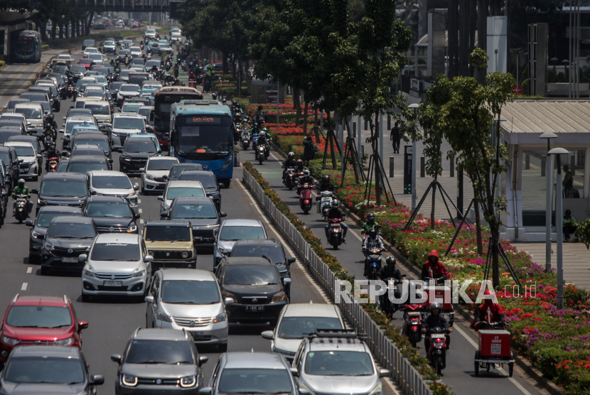 Sejumlah pengendara motor melintasi jalur sepeda di kawasan Sudirman, Jakarta, (ilustrasi)