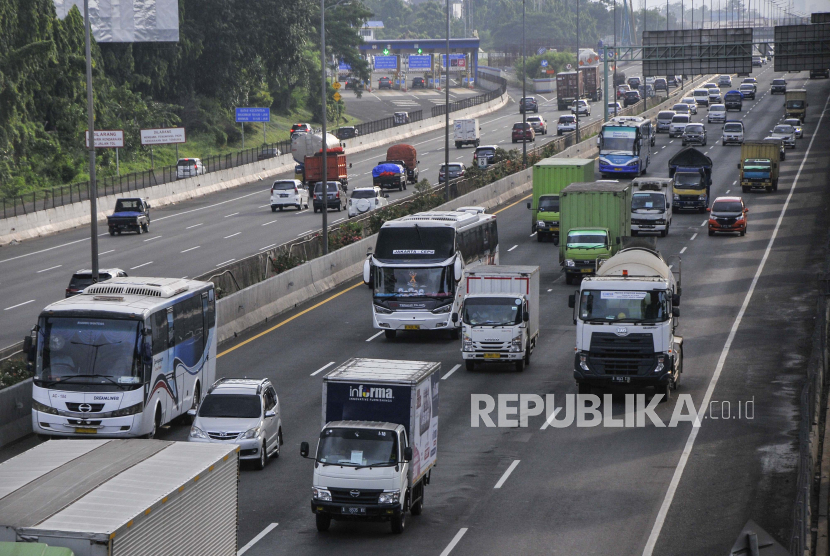 Sejumlah kendaraan melintasi tol JORR (Jakarta Outer Ring Road) menuju tol Jakarta-Cikampek di Bekasi , Jawa Barat (ilustrasi).