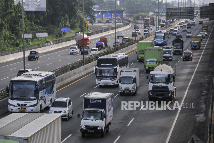 Sejumlah kendaraan melintasi tol JORR (Jakarta Outer Ring Road) menuju tol Jakarta-Cikampek di Bekasi , Jawa Barat, Kamis (23/4). Pemerintah Provinsi (Pemprov) Jawa Barat (Jabar) tengah menyiapkan teknis implementasi kebijakan terkait larangan mudik. Pemprov juga melakukan pengawasan secara ketat di zona merah maupun daerah yang ditetapkan sebagai Pembatasan Sosial Berskala Besar (PSBB).