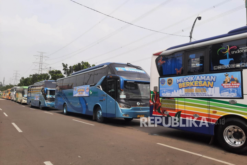 Ratusan bus mengangkut 4.300 pemudik dalam program mudik gratis Kemenhub dari Terminal Jatijajar, Kota Depok, Jawa Barat, Selasa (18/4/2023).