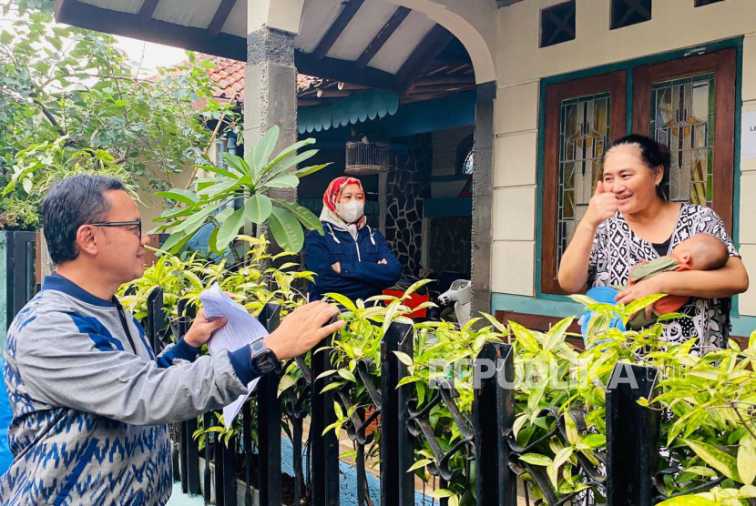 Wali Kota Bogor, Bima Arya Sugiarto, melakukan sidak ke rumah warga di Kelurahan Paledang, Kecamatan Bogor Tengah usai menerima laporan dugaan kecurangan dalam sistem zonasi Penerimaan Peserta Didik Baru (PPDB) di SMA negeri, Kamis (6/7/2023). 
