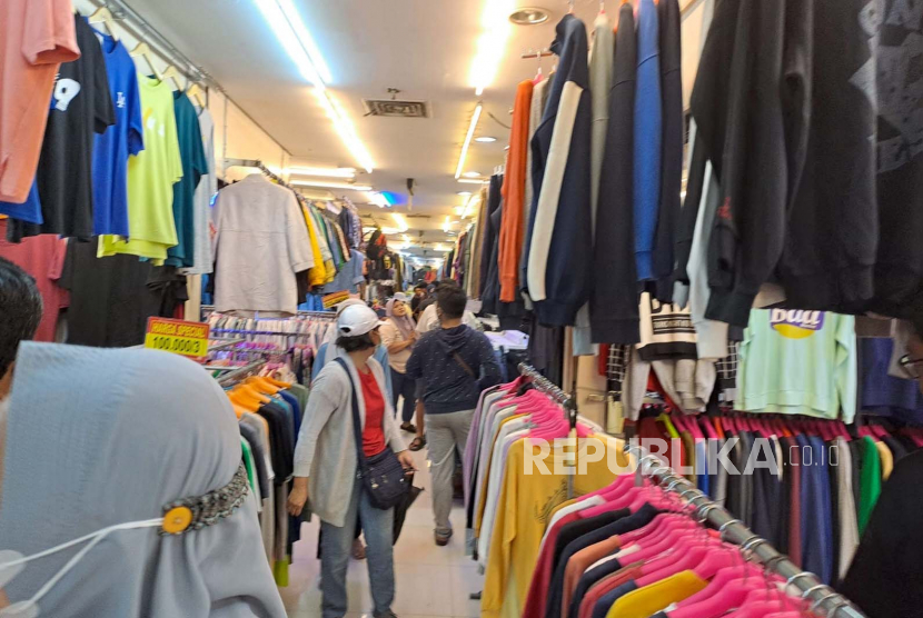 Aktivitas penjualan pakaian bekas atau thrifting impor di Pasar Senen, Jakarta Pusat, Senin (20/3/2023). 