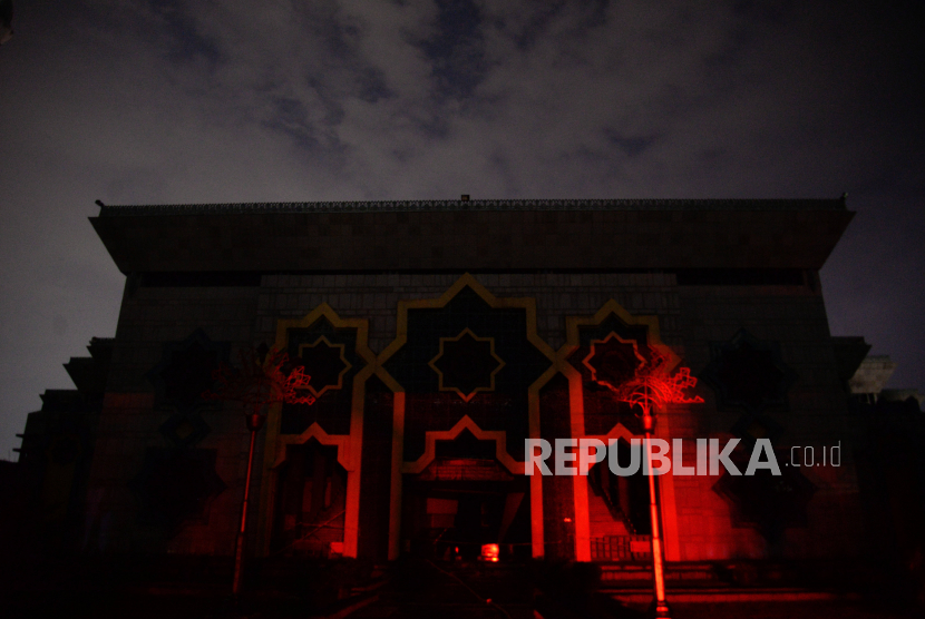 Suasana gedung Jakarta Islamic Center pasca kebakaran di Koja, Jakarta Utara, Rabu (19/10/2022). Sebanyak 21 unit mobil pemadam kebakaran dan 90 personel dikerahkan untuk memadamkan api. Kebakaran yang membakar bagian kubah masjid hingga roboh tersebut tidak menimbulkan korban jiwa. Republika/Putra M. Akbar