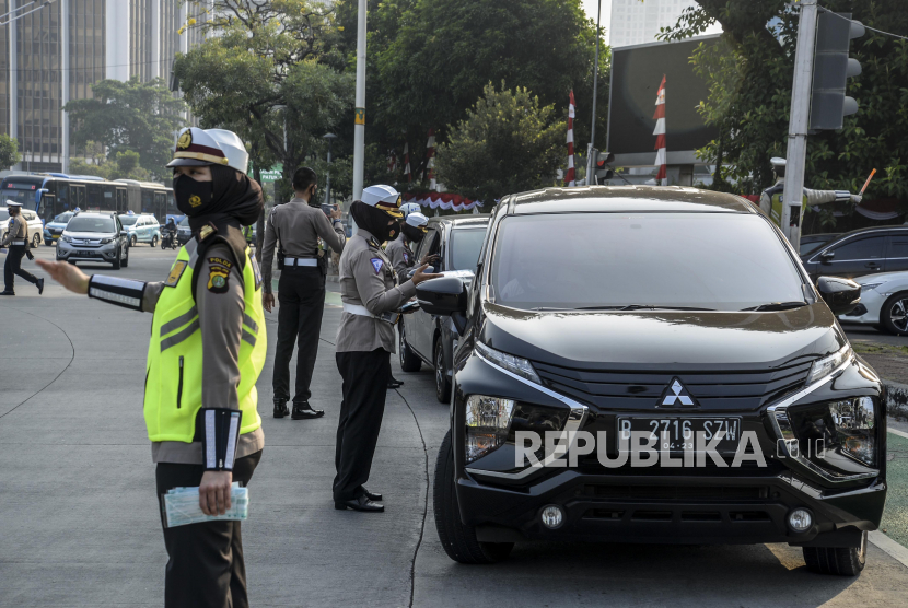 Kepolisian menindak pengendara mobil yang melanggar kebijakan ganjil-genap di kawasan Senayan, Jakarta Pusat (ilustrasi).