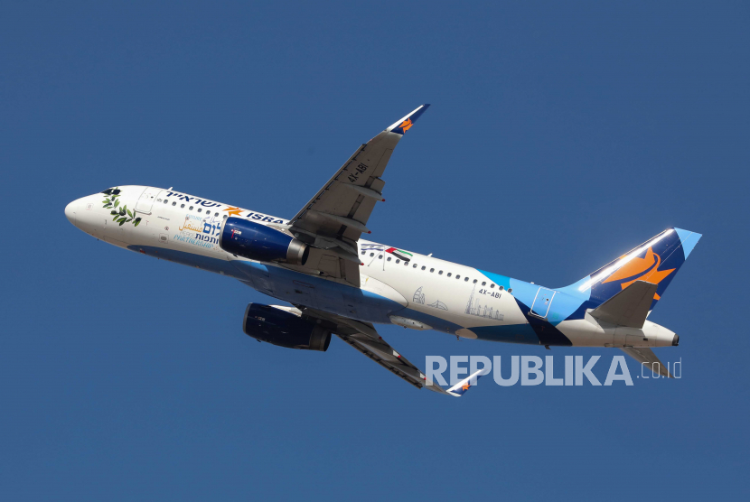 Sebuah pesawat penumpang Airbus A320-232 milik perusahaan Israel. Pesawat komersial Israel terbang di atas wilayah udara Arab Saudi dengan tujuan non-Teluk Persia untuk pertama kalinya.