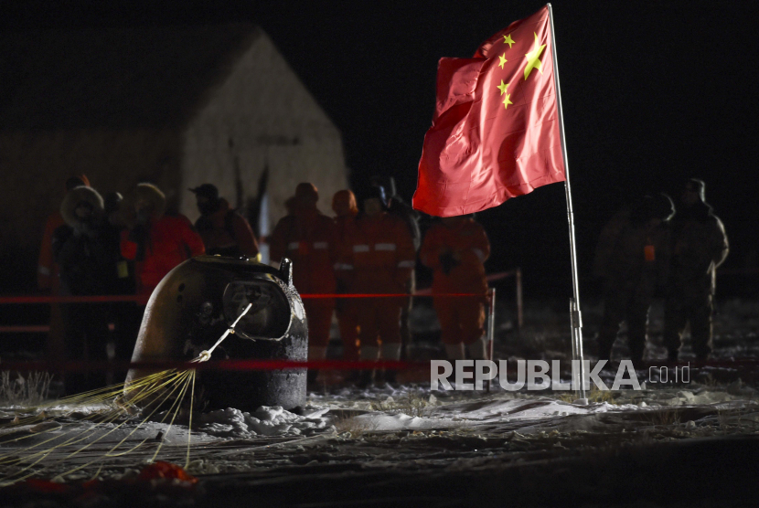  Dalam foto yang dirilis oleh Kantor Berita Xinhua ini, kru pemulihan melihat kapsul probe Chang