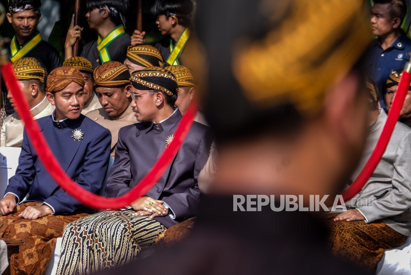Wali Kota Solo Gibran Rakabuming Raka (kiri) berbincang bersama Kanjeng Gusti Pangeran Adipati Arya (KGPPA) Mangkunegara X Bhre Cakrahutomo Wira Sudjiwo (kanan),, Sabtu (17/2/2024). 