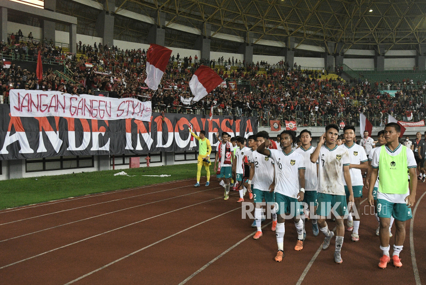 Pesepak Bola TImnas Indonesia U-19 menyapa penonton usai laga penyisihan Grup Piala AFF U19 2022 di Stadion Patriot Chandrabhaga, Bekasi, Jawa Barat, Sabtu (2/7/2022). Pertandingan antara Indonesia menghadapi Vietnam berakhir  0-0. 