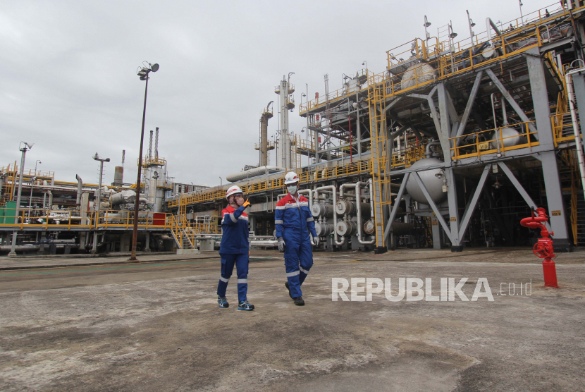 Unit DHDT Refinery Unit (RU) II Dumai di Dumai, Riau, Rabu (15/7/2020). Manajer Humas Pertamina RU II Dumai Agustiawan memastikan titik ledakan dan kebakaran yang terjadi pada Sabtu (1/4/2023) malam sudah ditangi dan api berhasil dipadamkan sehingga masyarakat diharap tidak panik dan tetap tenang.
