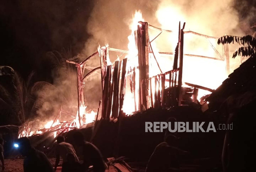Kebakaran melanda dua kandang kambing milik warga di Desa Pasawahan, Kabupaten Kuningan, Jawa Barat, Sabtu (2/9/2023) dini hari. 