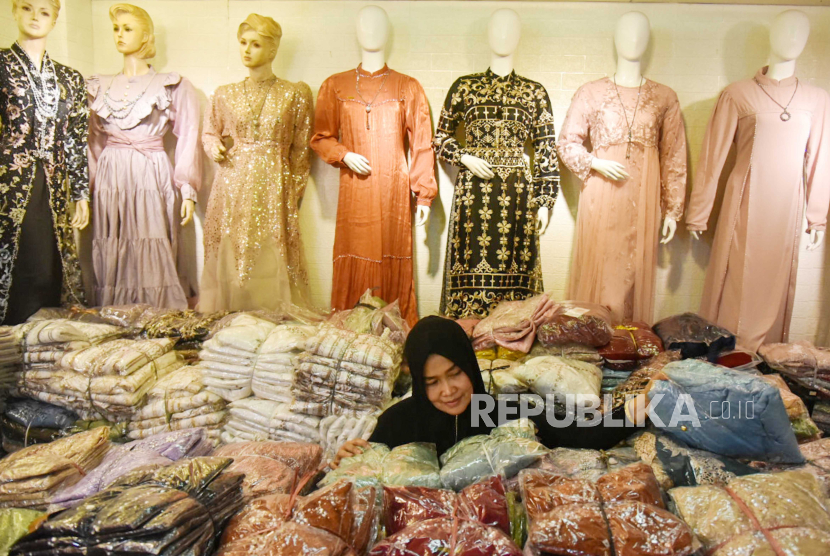 Pembeli memilih baju muslim yang dijual di Pusat Pasar, Medan, Sumatra Utara, Selasa (2/4/2024). Warna mengilap alias shimmering jadi tren untuk baju lebaran tahun ini.