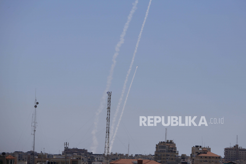 Roket diluncurkan dari Jalur Gaza ke Israel, Selasa, 18 Mei 2021.