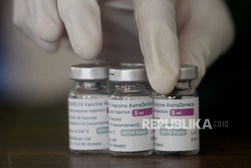Vaksin AstraZeneca. Seorang pemuda di Jakarta meninggal satu hari setelah menerima suntikan vaksin AstraZeneca.