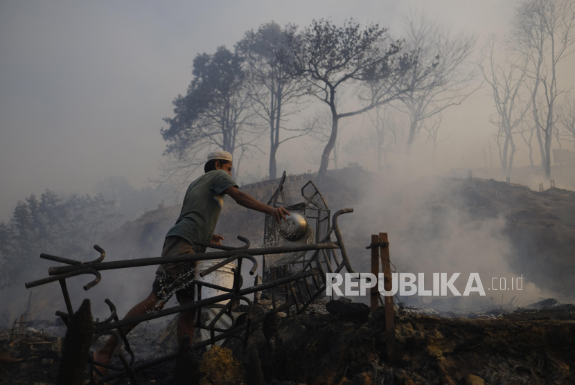 Pengungsi Rohingya berusaha memadamkan kebakaran besar di kamp Balukhali mereka di Ukhiya di distrik Cox