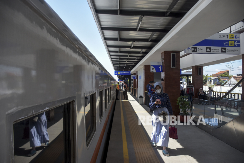 Sejumlah penumpang turun dari KA Lokal Bandung Raya setibanya di Stasiun Gedebage, Kota Bandung, Jawa Barat, Kamis (1/6/2023).