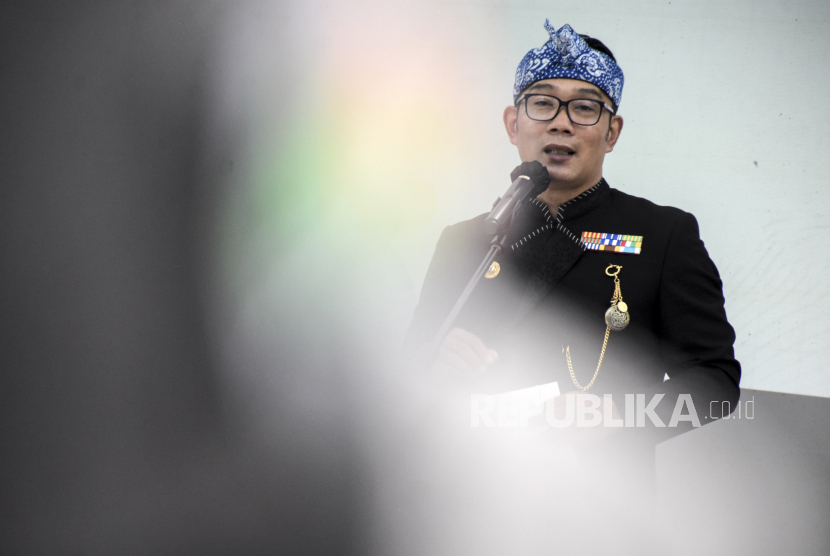 Gubernur Jawa Barat Ridwan Kamil memberikan sambutan pada acara pelepasan tim pemeriksa hewan kurban di Gedung Sate, Jalan Diponegoro, Kota Bandung, Kamis (23/6/2022). Gubernur Jawa Barat Ridwan Kamil secara resmi melepas 1.784 tim pemeriksa hewan kurban untuk disebar di 27 kabupaten/kota di Jawa Barat untuk melakukan pengawasan serta memastikan kesehatan hewan kurban jelang Hari Raya Idul Adha 2022. Foto: Republika/Abdan Syakura