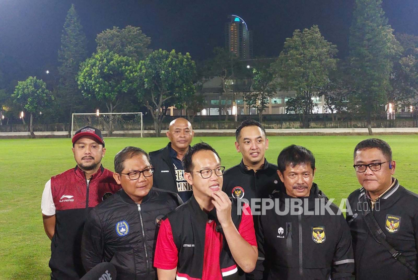 Manajer timnas Indonesia Sumardji, Cdm kontingen Indonesia Lexyndo Hakim, dan pelatih timnas Indonesia U-22 Indra Sjafri di Lapangan ABC Gelora Bung Karno, Jakarta, Rabu (5/4/2023).