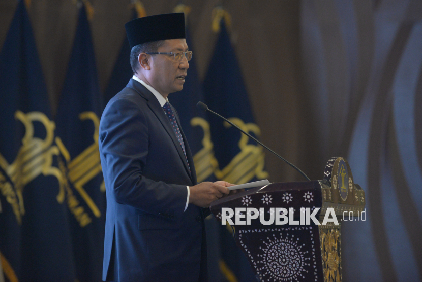 Menteri Hukum Supratman Andi Agtas memberikan sambutan pada acara pengambilan sumpah dan janji setia pewarganegaraan warga negara Indonesia (WNI) Pesepak bola Miliano Jonathans di Kantor Kementerian Hukum, Jakarta, Rabu (3/9/2025). Miliano Jonathans yang kini bermain untuk klub sepak bola Belanda FC Utrecht itu kini resmi menjadi WNI dan diharapkan dapat membuka peluang Timnas Indonesia untuk tampil maksimal dalam kompetisi bergengsi skala internasional. Miliano pun kini bisa memperkuat timnas Indonesia untuk dua laga penting pada Babak Keempat Kualifikasi Piala Dunia 2026 Zona Asia di Arab Saudi, bulan depan.