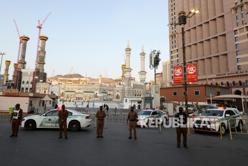 Polisi Saudi berjaga di pintu masuk utama Masjidil Haram menjelang ibadah haji tahunan di Kota Suci Makkah, Arab Saudi. 