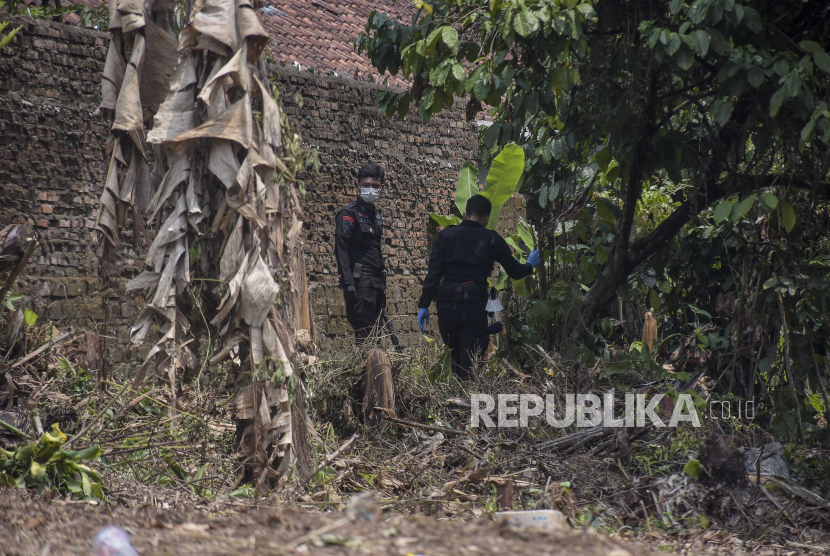 Petugas kepolisian melakukan penyisiran saat olah tempat kejadian perkara di area rumah korban di Jalancagak, Kabupaten Subang, Jawa Barat, Selasa (24/10/2023). Direktorat Reserse Kriminal Umum (Dirkrimum) Polda Jabar melakukan olah tempat kejadian perkara (TKP) ulang kasus pembunuhan  ibu dan anak, Tuti Suhartini  (55) dan Amalia Mustika Ratu (23) yang terjadi pada tahun 2021. Dalam kasus tersebut, Dirkrimum Polda Jabar menetapkan lima orang tersangka yaitu Yosep Hidayah, M Ramdanu, Mimin, Arighi Reksa Pratama dan Abi.