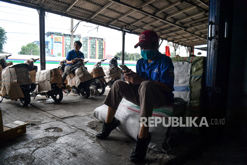 Petugas beristirahat setelah mengangkut berbagai paket barang kiriman masyarakat di Stasiun Pasar Senen, Jakarta Pusat. 