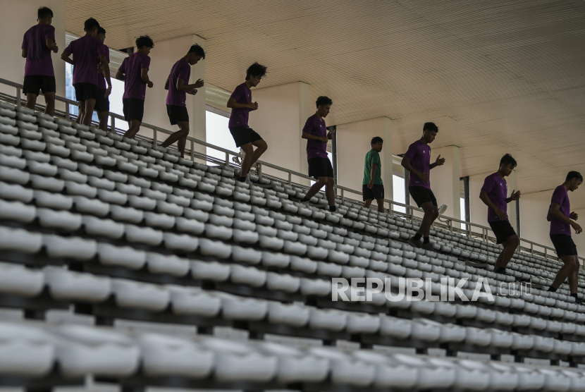 Pesepak bola Timnas U-19 berlatih di Stadion Madya, Kompleks Gelora Bung Karno Senayan, Jakarta, Selasa (17/11/2020). Sebanyak 38 pemain Timnas Indonesia U-19 menjalani pemusatan latihan di Stadion Madya, Jakarta pada 16 hingga 23 November 2020. 