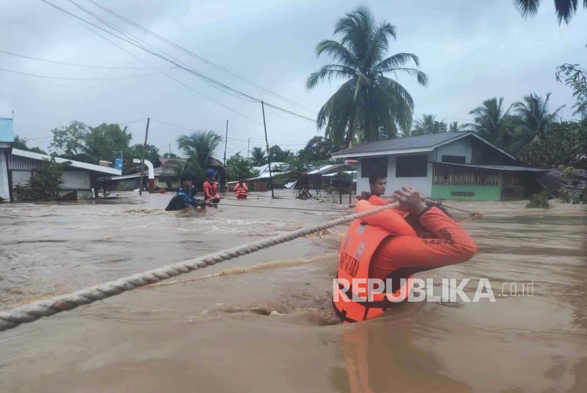 Banjir di Aceh Timur semakin parah dengan ketinggian yang kian meningkat.