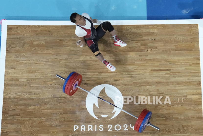 Lifter Indonesia Eko Yuli Irawan terjatuh seusai gagal melakukan angkatan clean and jerk dalam kelas 61 kg putra Olimpiade Paris 2024 di South Paris Arena, Paris, Prancis, Rabu (7/8/2024). Eko Yuli gagal meraih medali setelah hanya berhasil menyelesaikan snatch dengan angkatan 135 kg dan gagal dalam angkatan clean and jerk. 