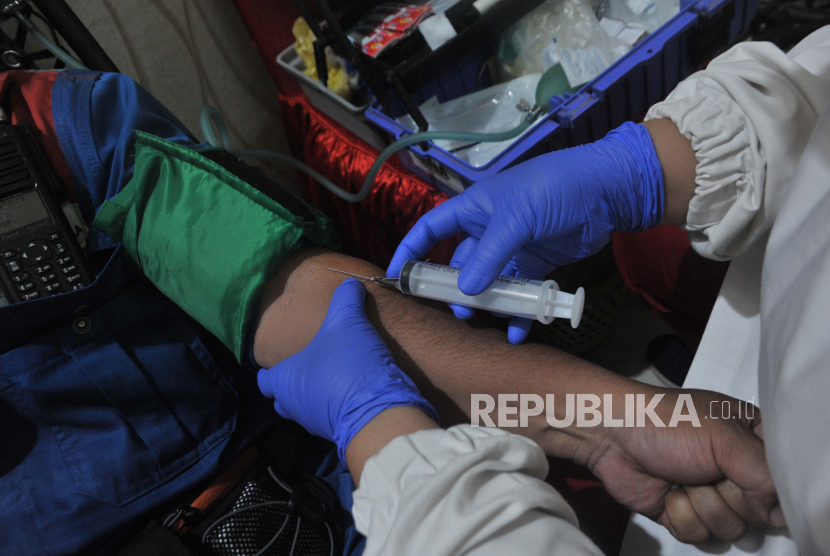 Petugas Palang Merah Indonesia (PMI) mengambil sampel darah dari seorang penyintas COVID-19 yang akan menjadi pendonor plasma konvalesen (ilustrasi).