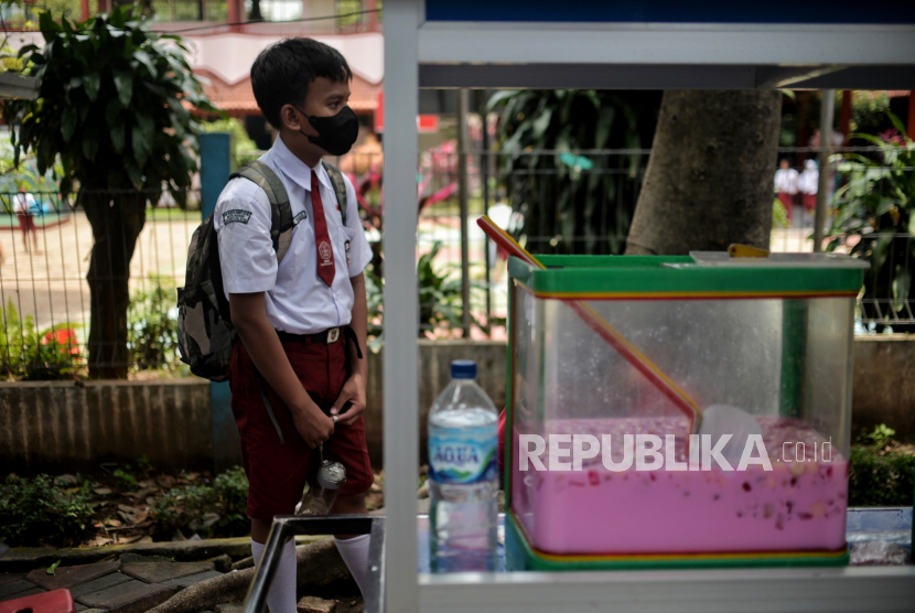 Anak membeli jajanan minuman berasa di Jakarta, Selasa (28/2/2023). Pemerintah terbitkan aturan terkait kandungan gula dan garam di pangan olahan.