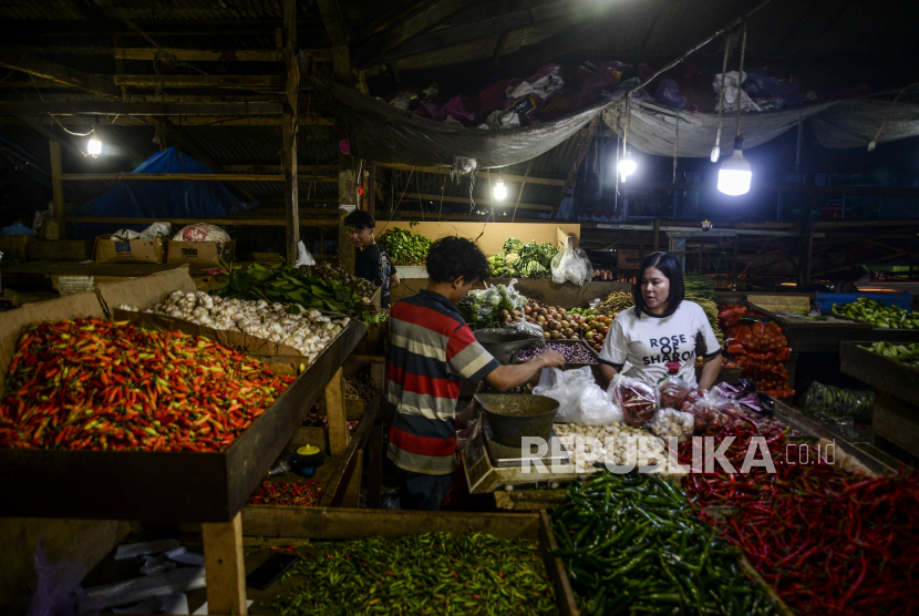 Pedagang melayani pembeli di Pasar Jambu Dua, Kota Bogor, Jawa Barat, (ilustrasi). Pasar Jambu Dua akan jadi pasar basah terbesar di Kota Bogor. 