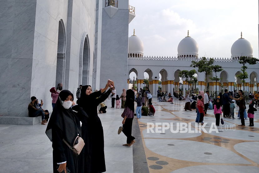Pengunjung berswafoto saat mengunjungi Masjid Raya Seikh Zayed (MBZ) di Solo, Jawa Tengah.