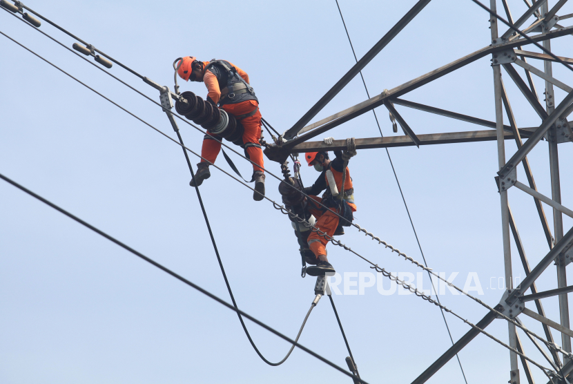 Dua orang pekerja PLN melakukan perawatan jaringan listrik (ilustrasi). PLN siap mengalirkan listrik ke rumah pompa air di Jakarta.