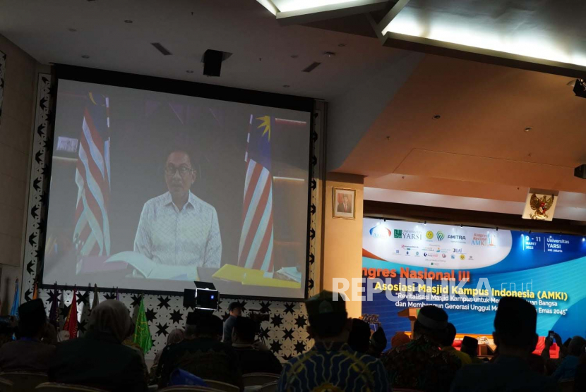 Perdana Menteri Malaysia, Anwar Ibrahim, saat memberikan sambutan secara daring dalam Kongres Nasional Asosiasi Masjid Kampus Indonesia (AMKI) Tahun 2023 di Jakarta, Jumat (10/3/2023). 