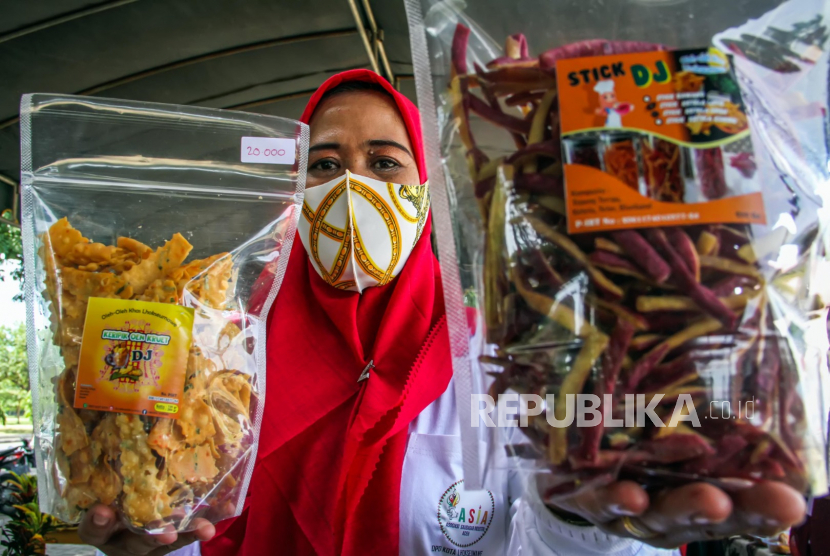 Pelaku Industri Kecil Menengah (IKM) menujukkan produk makanan (ilustrasi). Sebanyak 17,9 persen IKM di Kabupaten Tangerang berhenti beroperasi di tengah pandemi. 