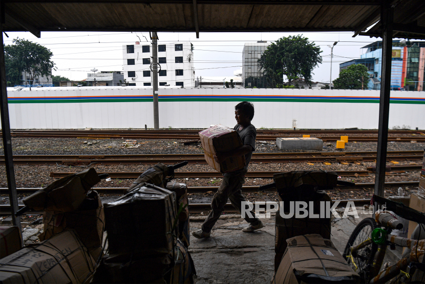 Ilustrasi. Pekerja membawa barang yang akan dikirim melalui kereta api di Stasiun Pasar Senen, Jakarta Pusat, Senin (30/3/2020). 