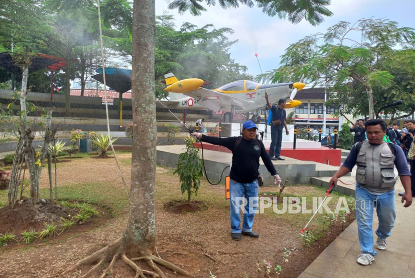 Dinas Lingkungan Hidup (DLH) Kota Tasikmalaya bersama komunitas masyarakat melakukan aksi penyemprotan larutan ekoenzim di Taman Kota Tasikmalaya, Jawa Barat, Kamis (7/9/2023). 