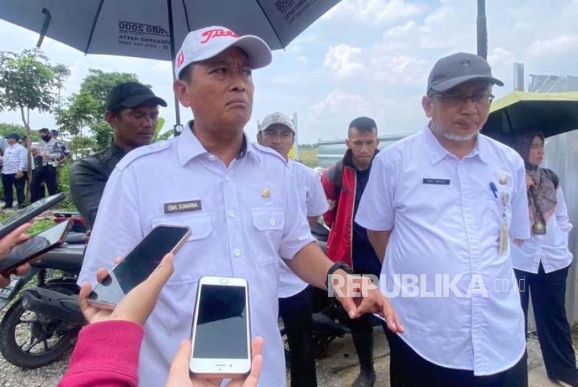 Sekretaris Daerah Kota Bandung Ema Sumarna meninjau proses pengolahan sampah organik di TPST Gedebage Kota Bandung, Rabu (6/12/2023). 