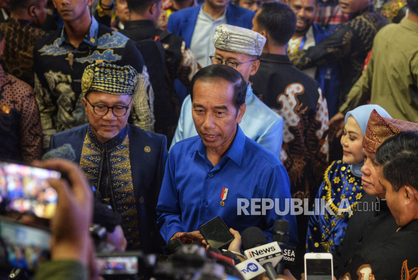 Presiden Joko Widodo bersama Ketua Umum PAN Zulkifli Hasan usai menghadiri acara Hari Ulang Tahun (HUT) ke-26 Partai Amanat Nasional (PAN) sekaligus pembukaan Kongres ke-6 PAN di Jakarta, Jumat (23/8/2024). PANmenggelar Kongres Ke-6 pada 23-24 Agustus 2024 dengan mengusung tema Indonesia Terdepan.