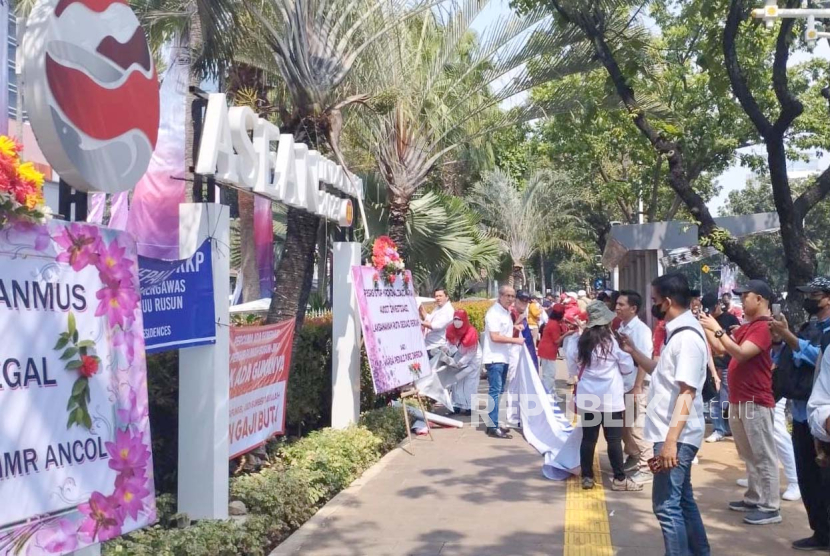 Para penghuni apartemen di Jakarta berdemonstrasi menuntut Pemprov DKI transparan perihal pengelolaan Perhimpunan Pemilik dan Penghuni Satuan Rumah Susun (P3SRS) di Balai Kota DKI Jakarta, Rabu (13/9/2023). 