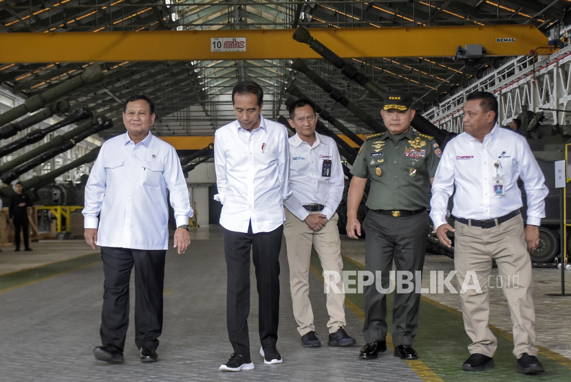 Presiden Joko Widodo (kedua kiri) didampingi Menteri Pertahanan Prabowo Subianto (kiri), Direktur Utama PT Pindad Abraham Mose (kanan) dan Kepala Staf TNI AD Jenderal TNI Dudung Abdurachman