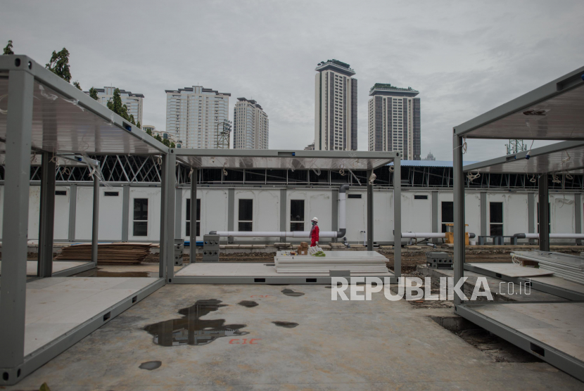 Pekerja beraktivitas di area proyek pembangunan rumah sakit darurat COVID-19 milik Pertamina di kompleks Universitas Pertamina, Jakarta. Pertamina mendirikan rumah sakit darurat COVID-19 di lapangan bola Simprug dengan luas sekitar 22