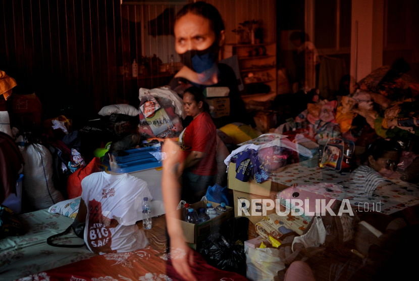 Warga korban kebakaran beraktivitas di posko pengungsian di kawasan Simprug Golf II, Kebayoran Lama, Jakarta Selatan, Selasa (23/8/2022). Kebakaran yang menghanguskan sekitar 100 rumah tersebut membuat 301 orang dewasa, 52 anak, 25 balita dan 20 lansia mengungsi di lima titik tenda pengungsian dan di Gereja Somang. Republika/Thoudy Badai