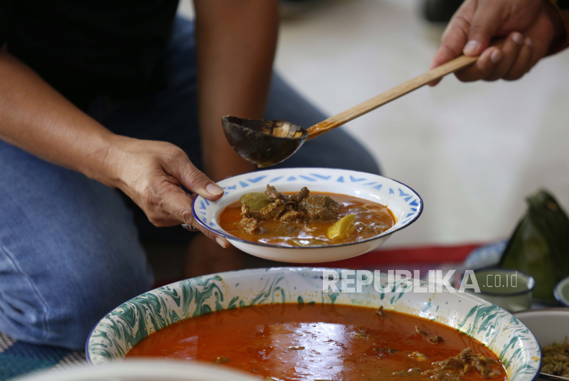 Hidangan tradisional Aceh disajikan kepada pengunjung dalam simulasi upacara pernikahan adat dalam Festival Kuliner Aceh di Banda Aceh, Indonesia, 15 Juli 2023. Ilustrasi gulai