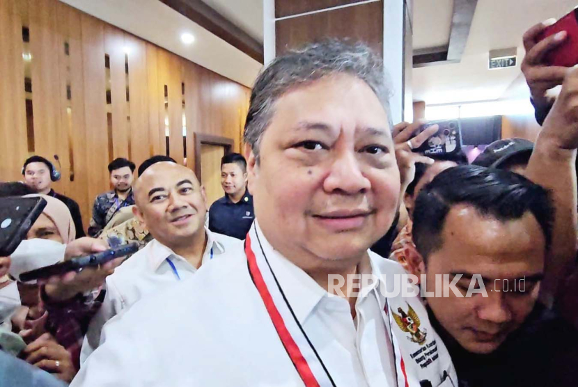 Komentar Ketum partai Golkar  Airlangga Hartarto soal cawapres Prabowo ketika ditemui di UNS Solo, Selasa (29/8/2023). 