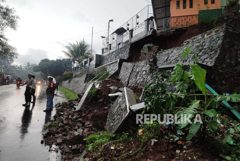 Petugas meninjau tembok penahan tanah (TPT) yang ambruk di sekitar SDN 1 Muktisari, Kecamatan Cipaku, Kabupaten Ciamis, Jawa Barat, Jumat (5/5/2023). 