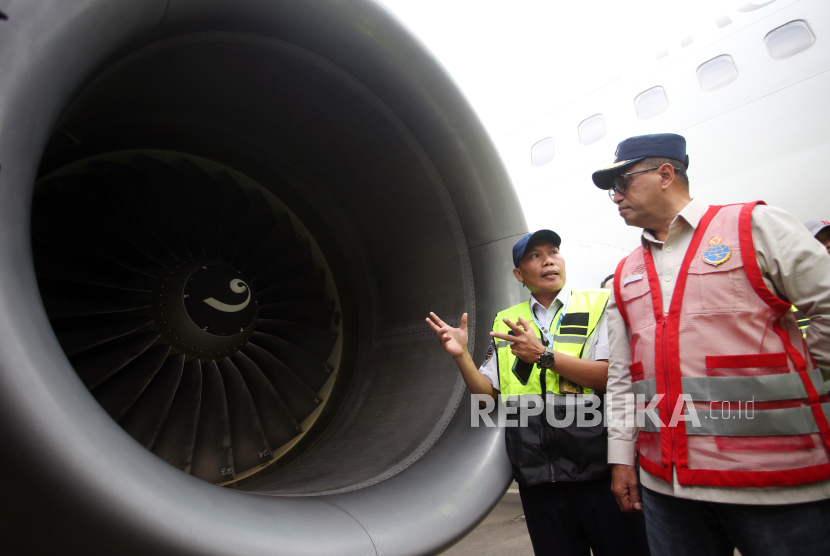 Menteri Perhubungan Budi Karya Sumadi memeriksa kesiapan pesawat untuk melayani penerbangan arus mudik dan balik Lebaran 2024 di Bandara Soekarno Hatta, Kota Tangerang, Banten, Jumat (29/3/2024). 